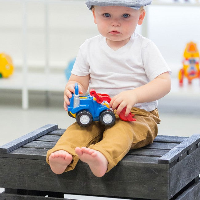 Lift-it Luke Digger Tractor toy WOW Toys lifestyle